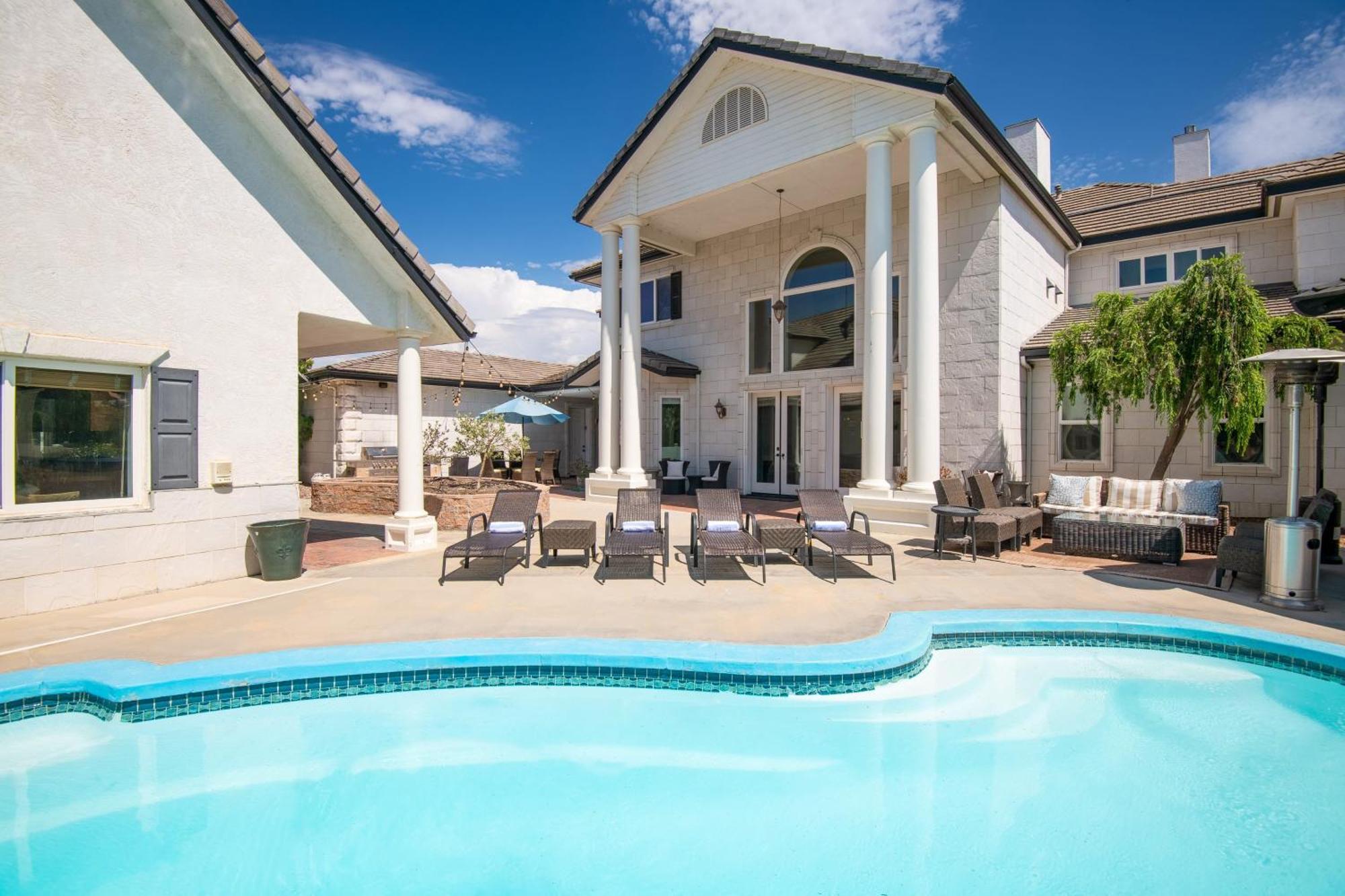 Grand Contento By Avantstay Extraordinary Estate W Pool Hot Tub Movie Room Temecula Exterior photo